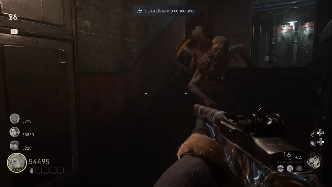 Zombi Bomba frente a la puerta mecánica