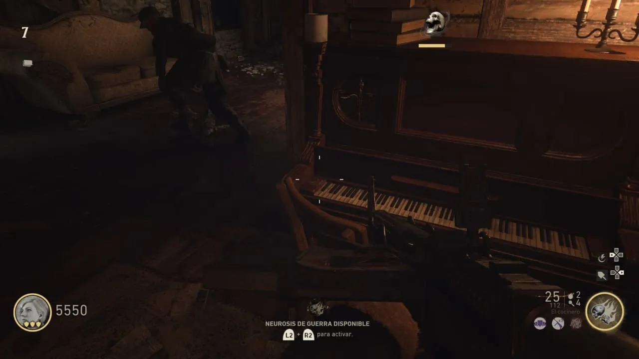Pieza del peluche sobre el piano